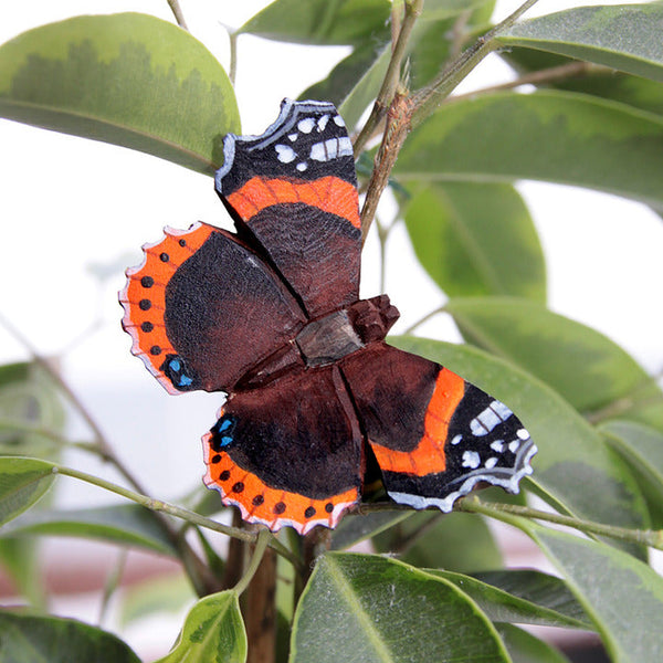 Decoratief Vlinderbeeldje Atalanta – Houten Tuindecoratie | Wildlife Garden