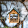 Hängendes Futterhaus Breda – Vogelhaus aus Holz für kleine Gartenvögel