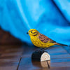 Figurine d'oiseau Bruant jaune – Oiseau décoratif en bois sculpté à la main | DecoBird Wildlife Garden