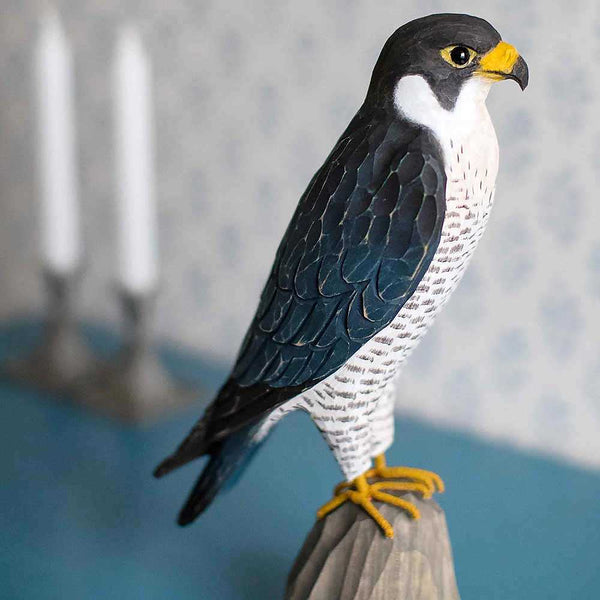 Figurine d'oiseau en bois Faucon pèlerin grandeur nature - sculptée à la main | DecoBird