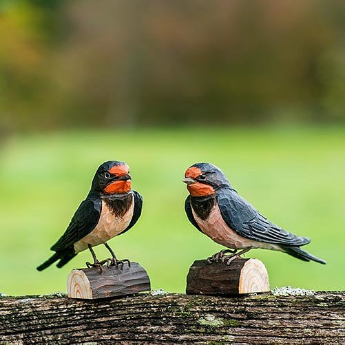 Houtgesneden boerenzwaluw, handbeschilderd – DecoBird Wildlife Garden