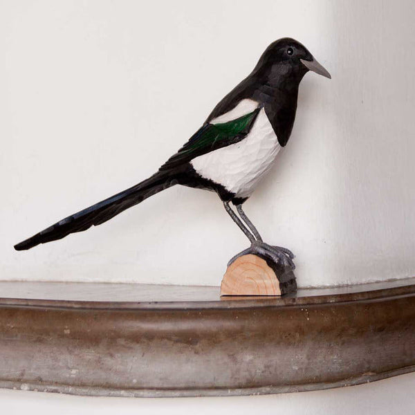 Vogelbeeldje Ekster – Handgesneden Houten Decoratievogel | DecoBird Wildlife Garden