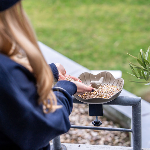 Balkon Voederschaal Balus (olijfgroen) – Compacte voederschaal met klem voor balkons