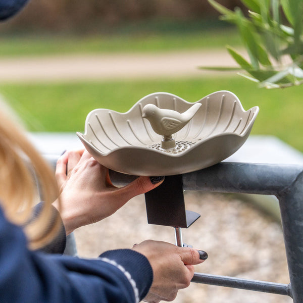 Balkon Voederschaal Balus (olijfgroen) – Compacte voederschaal met klem voor balkons