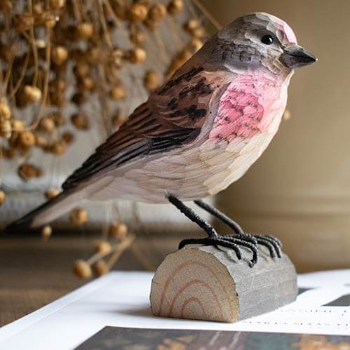 Houtgesneden Vogelbeeld Kneu – DecoBird | Wildlife Garden