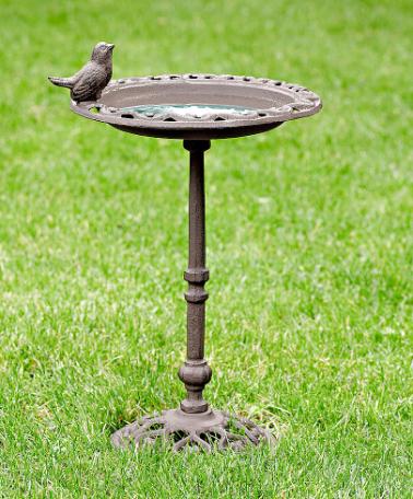 Vogelbad aus Gusseisen auf Sockel, 38,5 cm