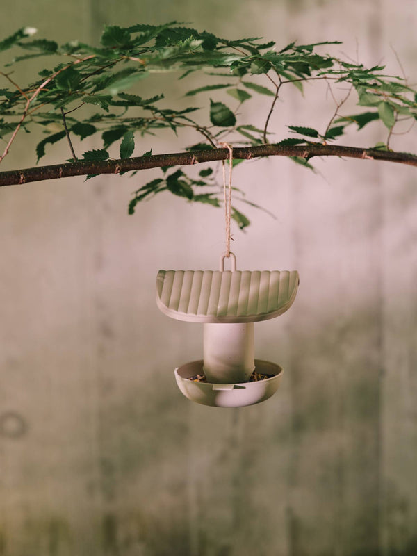 Cosy voedersilo beige in de tuin