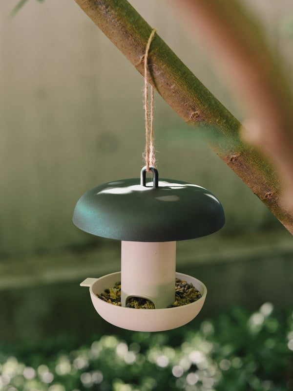 Essential voedersilo groen in de tuin