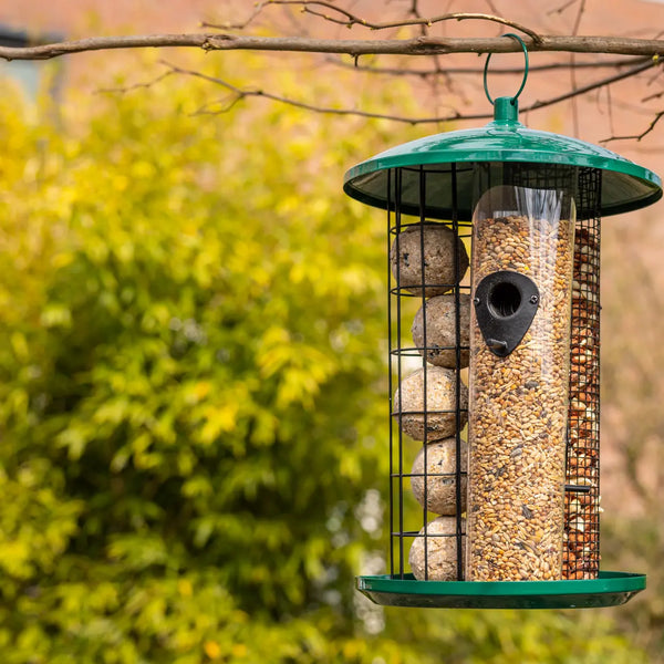 Drie vogelvoersilos in één XXL