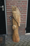 Houtsculptuur uil op stam