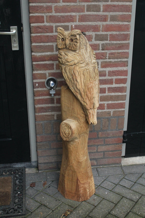 Houtsculptuur uil op stam