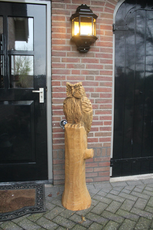 Houtsculptuur uil op stam