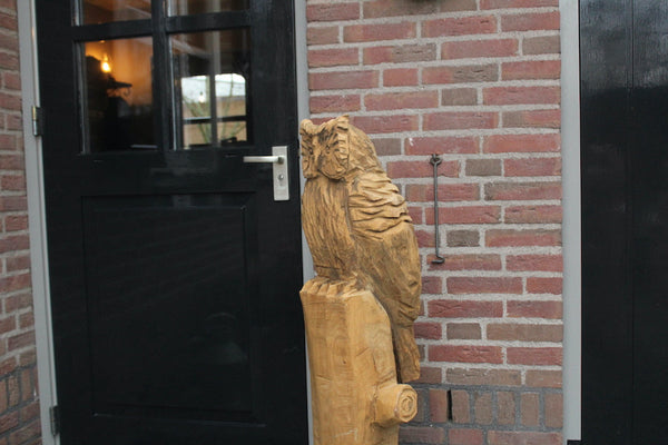 Houtsculptuur uil op stam