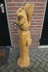 Holzskulptur Eichhörnchen auf Baumstamm