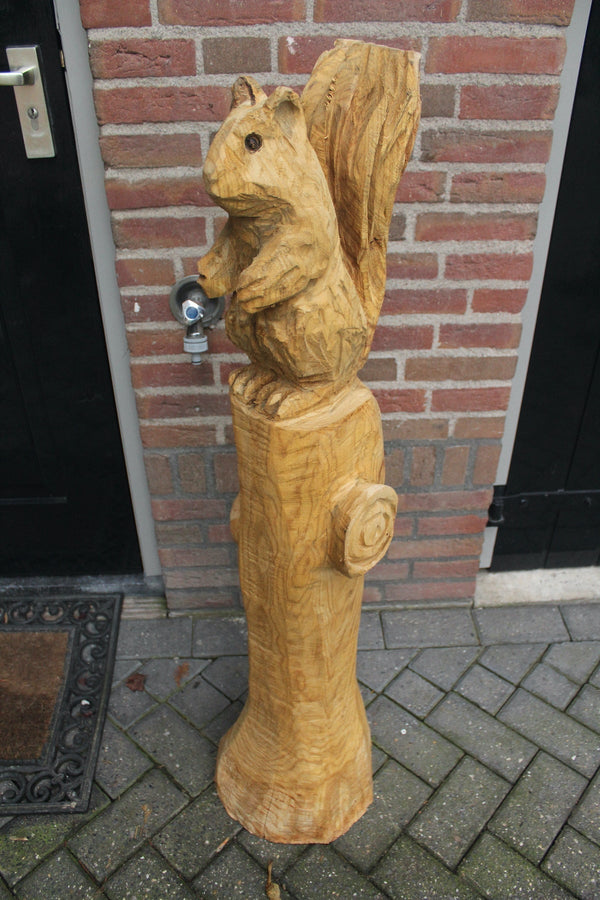 Holzskulptur Eichhörnchen auf Baumstamm
