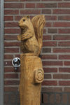 Holzskulptur Eichhörnchen auf Baumstamm