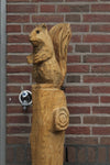 Holzskulptur Eichhörnchen auf Baumstamm