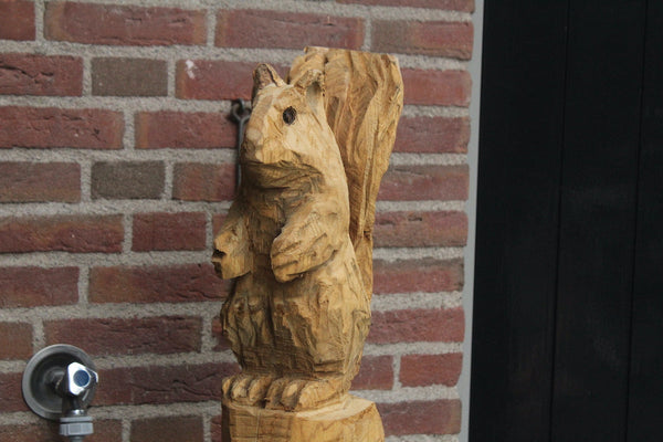 Holzskulptur Eichhörnchen auf Baumstamm