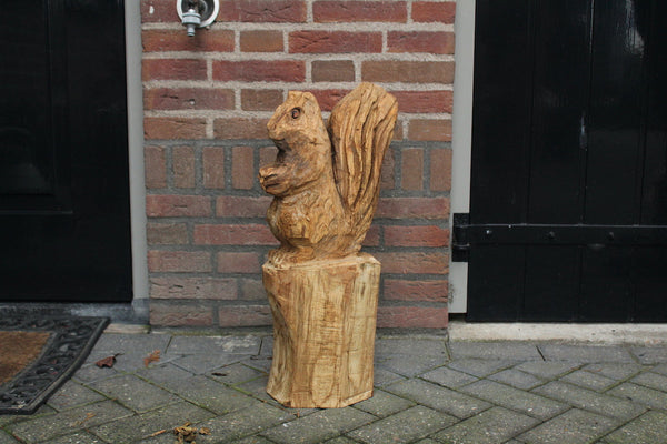 Holzskulptur Eichhörnchen auf Baumstamm