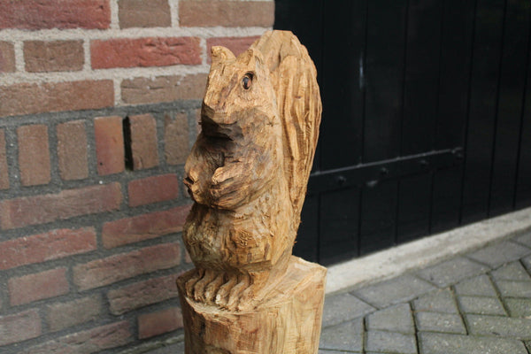 Holzskulptur Eichhörnchen auf Baumstamm