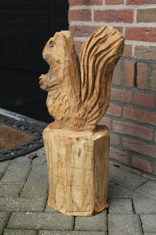 Holzskulptur Eichhörnchen auf Baumstamm