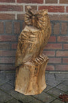 Houtsculptuur uil op stam