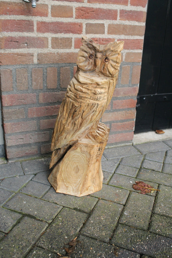Houtsculptuur uil op stam