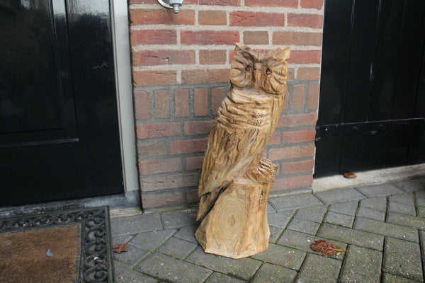 Houtsculptuur uil op stam