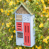 Blaues Insektenhotel mit Metalldach