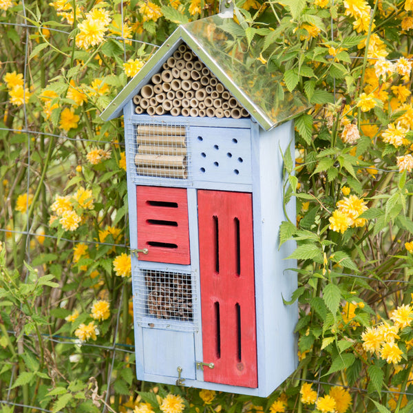 Blaues Insektenhotel mit Metalldach