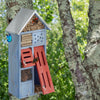 Blaues Insektenhotel mit Metalldach