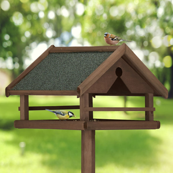 Braunes Vogelhäuschen auf Ständer