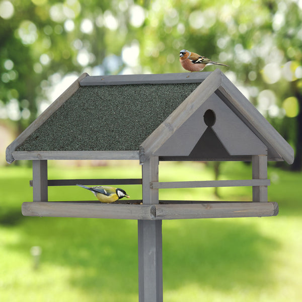 Grijs vogelvoederhuisje op standaard