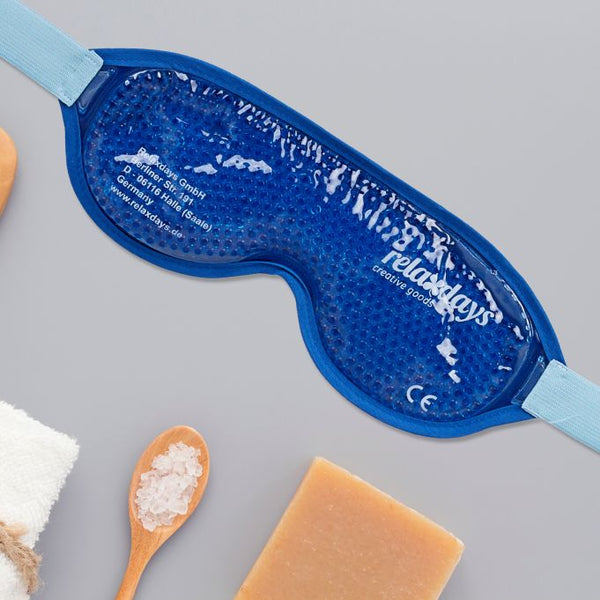 Gel oogmasker in gebruik