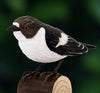 Vogel-Figur Trauerschnäpper – Handgeschnitzter Deko-Vogel aus Holz | DecoBird Wildlife Garden