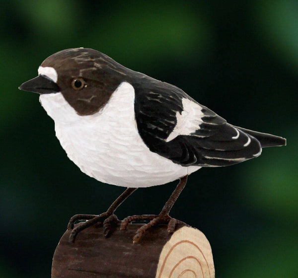 Vogel-Figur Trauerschnäpper – Handgeschnitzter Deko-Vogel aus Holz | DecoBird Wildlife Garden