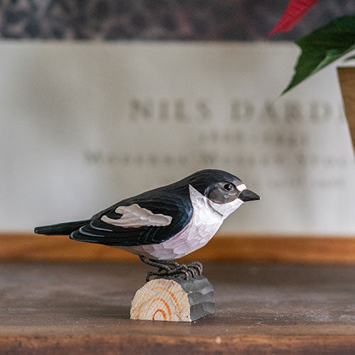 Vogel-Figur Trauerschnäpper – Handgeschnitzter Deko-Vogel aus Holz | DecoBird Wildlife Garden