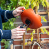Balkon Voederschaal Balus (terracotta) – Compacte voederschaal met klem voor balkons