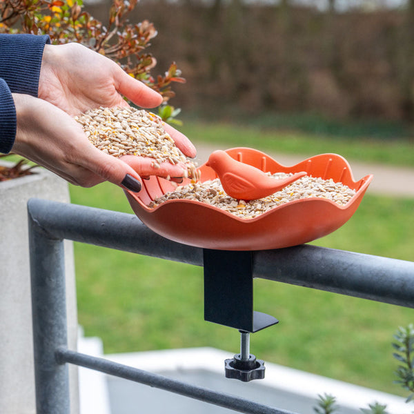 Balkon-Futterschale Balus (terrakotta) – Kompakte Futterschale mit Klemme für Balkone