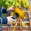 Abreuvoir pour balcon Balus (jaune ocre) – Bain d'oiseaux réglable avec pince pour balcons
