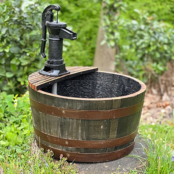 Whiskeykuip laag met gietijzeren handpomp