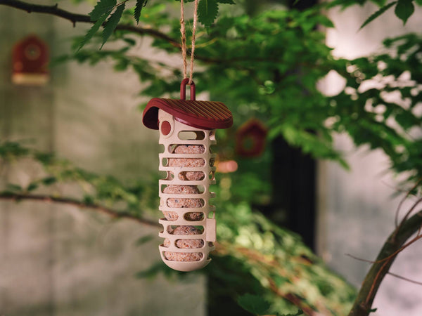 Cosy vetbolhouder rood in de tuin