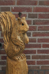 Holzskulptur Eichhörnchen auf Baumstamm