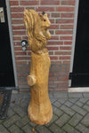 Holzskulptur Eichhörnchen auf Baumstamm