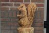 Holzskulptur Eichhörnchen auf Baumstamm
