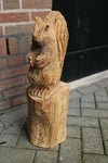 Holzskulptur Eichhörnchen auf Baumstamm