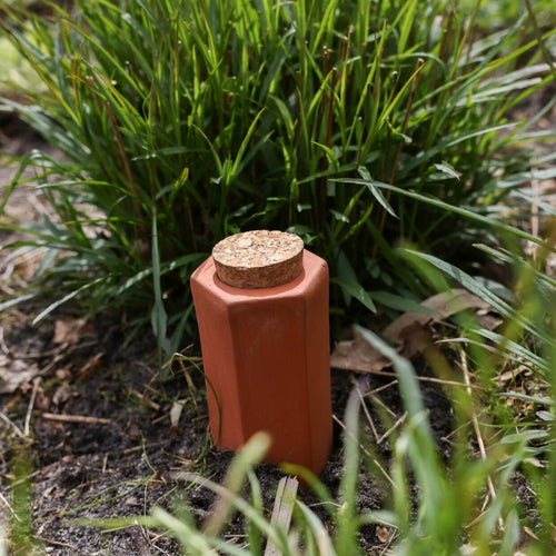 Esschert Design Bewateringstuit L – Terracotta irrigatie tuit 7,1 × 6,4 × 32 cm (0,575 L)